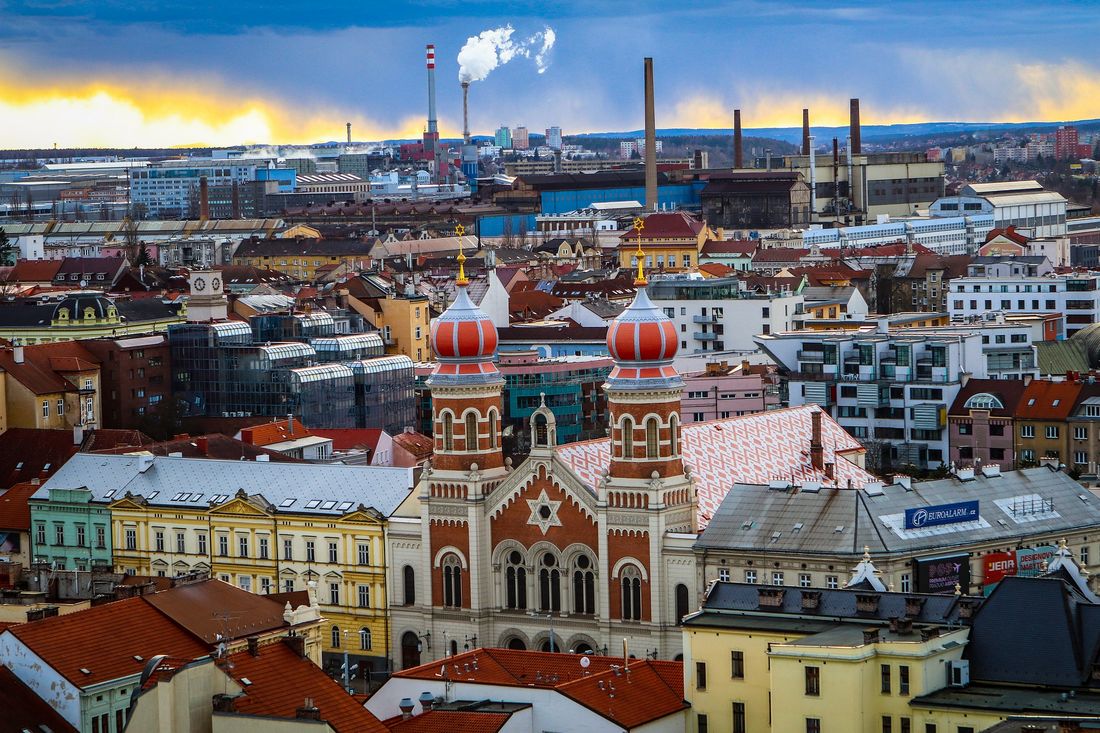 Pohled na msto Plze a Velkou synagogu